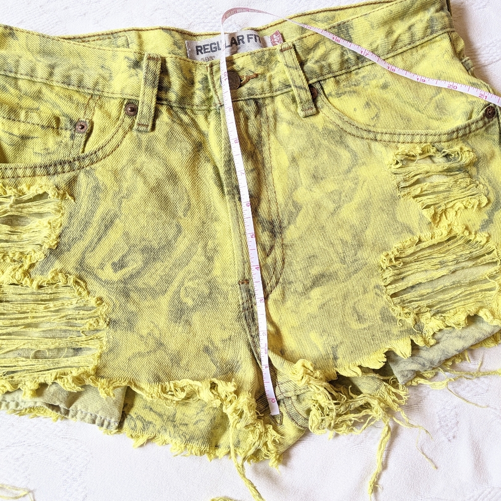 LEVI'S - 505 Frayed Cut-Off Yellow Swirl Shorts - Picture 9 of 10